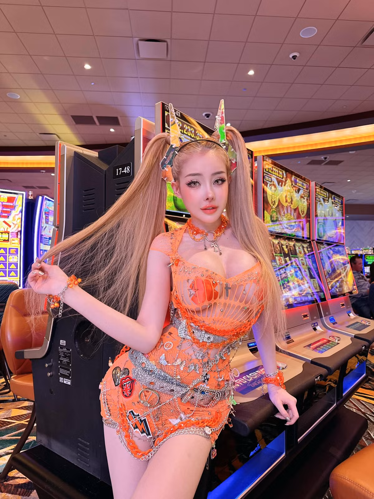 Cụ thể, nữ hoàng thẩm mỹ gốc Bình Định này đã chỉnh sống mũi, tháo cằm, hạ gò má. Chính chủ cho biết cô muốn hình ảnh bản thân mới mẻ trong mắt công chúng.