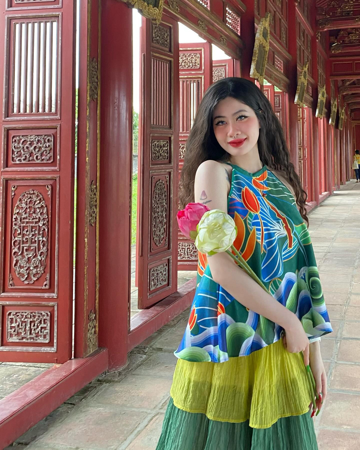 Kim Hấu sở hữu ngoại hình khá ưa nhìn với mái tóc xù đặc trưng, cô nàng chuộng lối trang điểm sắc sảo.