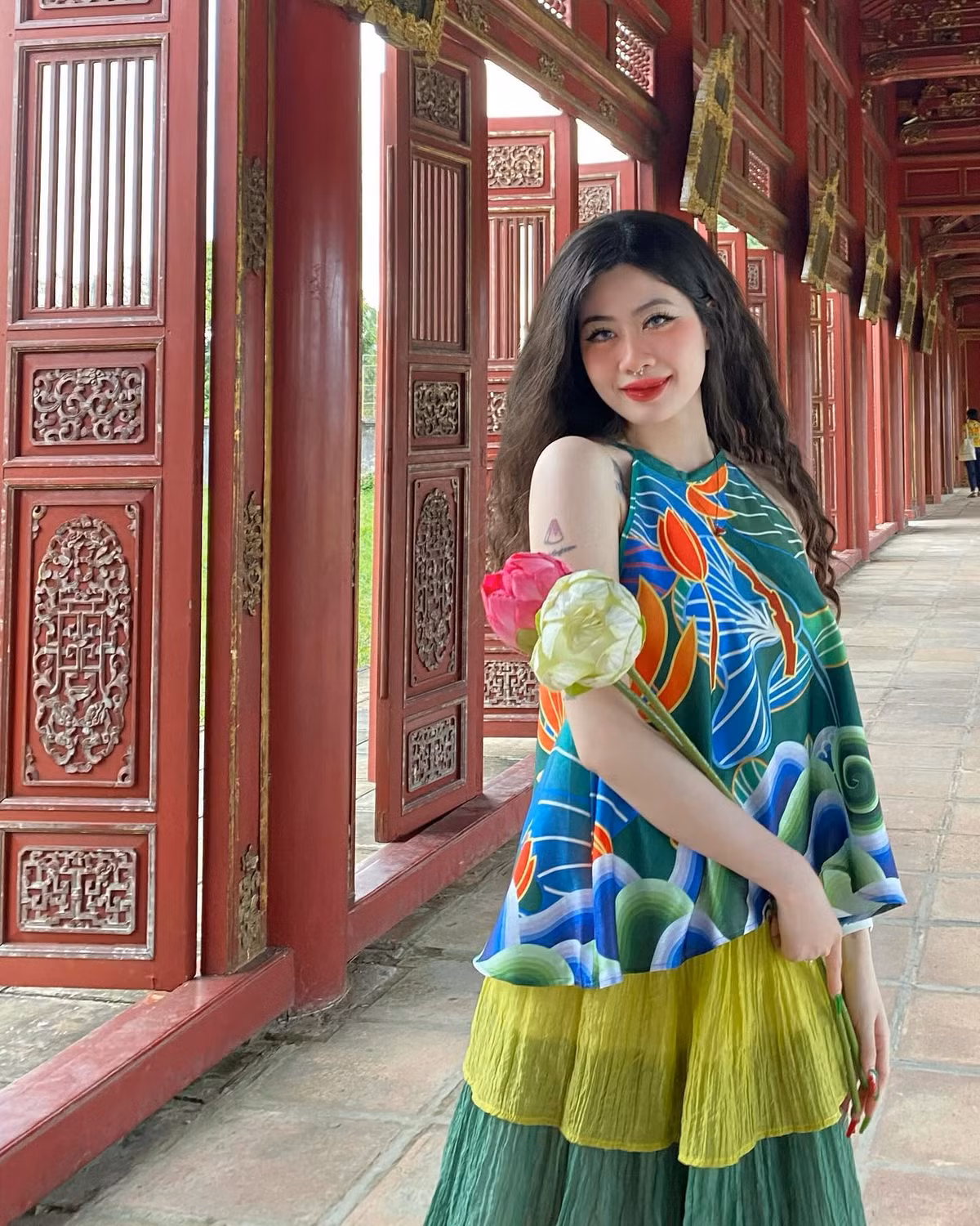 Kim Hấu sở hữu ngoại hình khá ưa nhìn với mái tóc xù đặc trưng, cô nàng chuộng lối trang điểm sắc sảo.