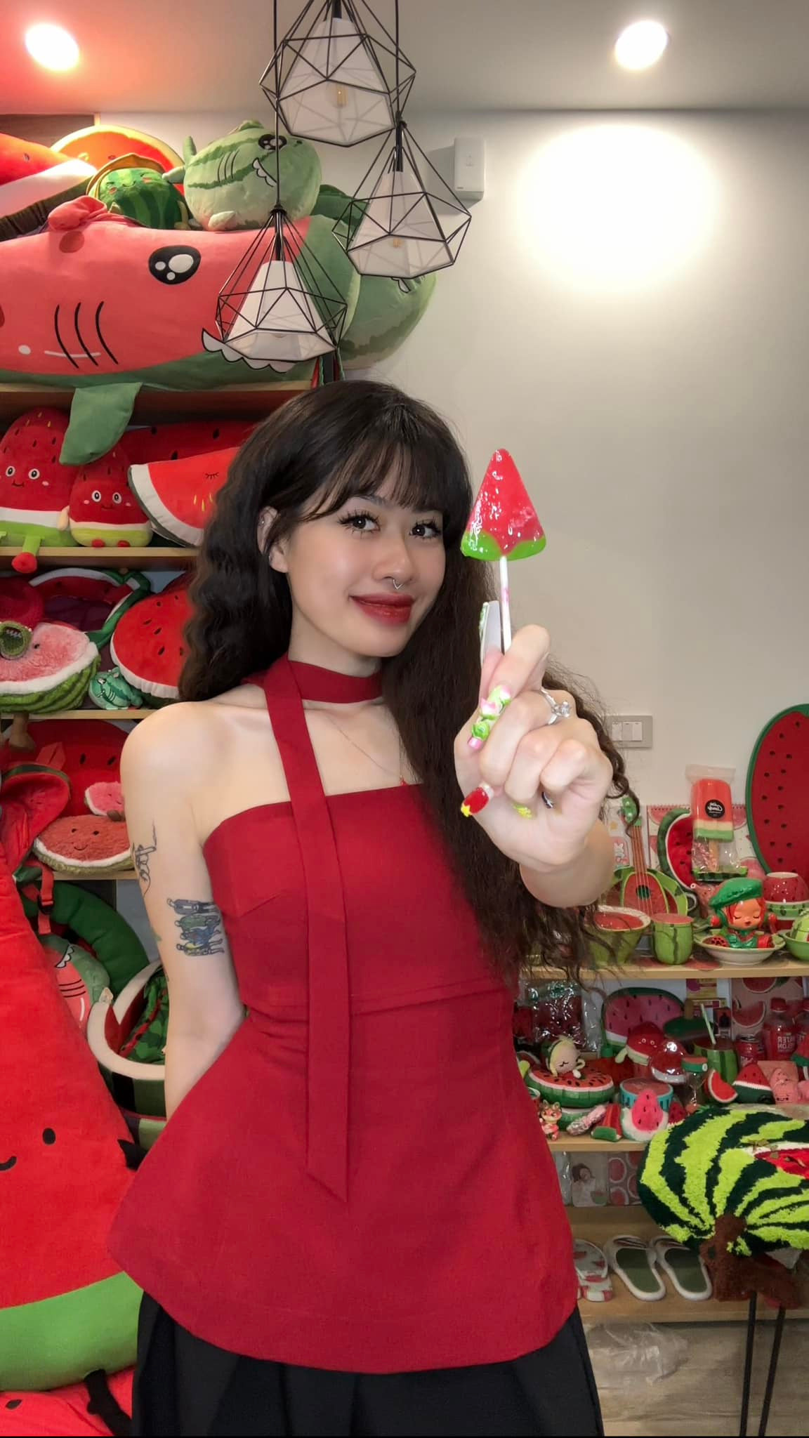 Kim Hấu nổi lên nhờ loạt video với content độc lạ thể hiện tình yêu với dưa hấu. Cô nàng thường săn lùng những đồ vật hình dưa hấu hay lấy cảm hứng từ quả dưa hấu. Chính vậy, Kim Hấu sở hữu một bộ sưu tập từ thời trang, vật dụng, phụ kiện hình quả dưa hấu.