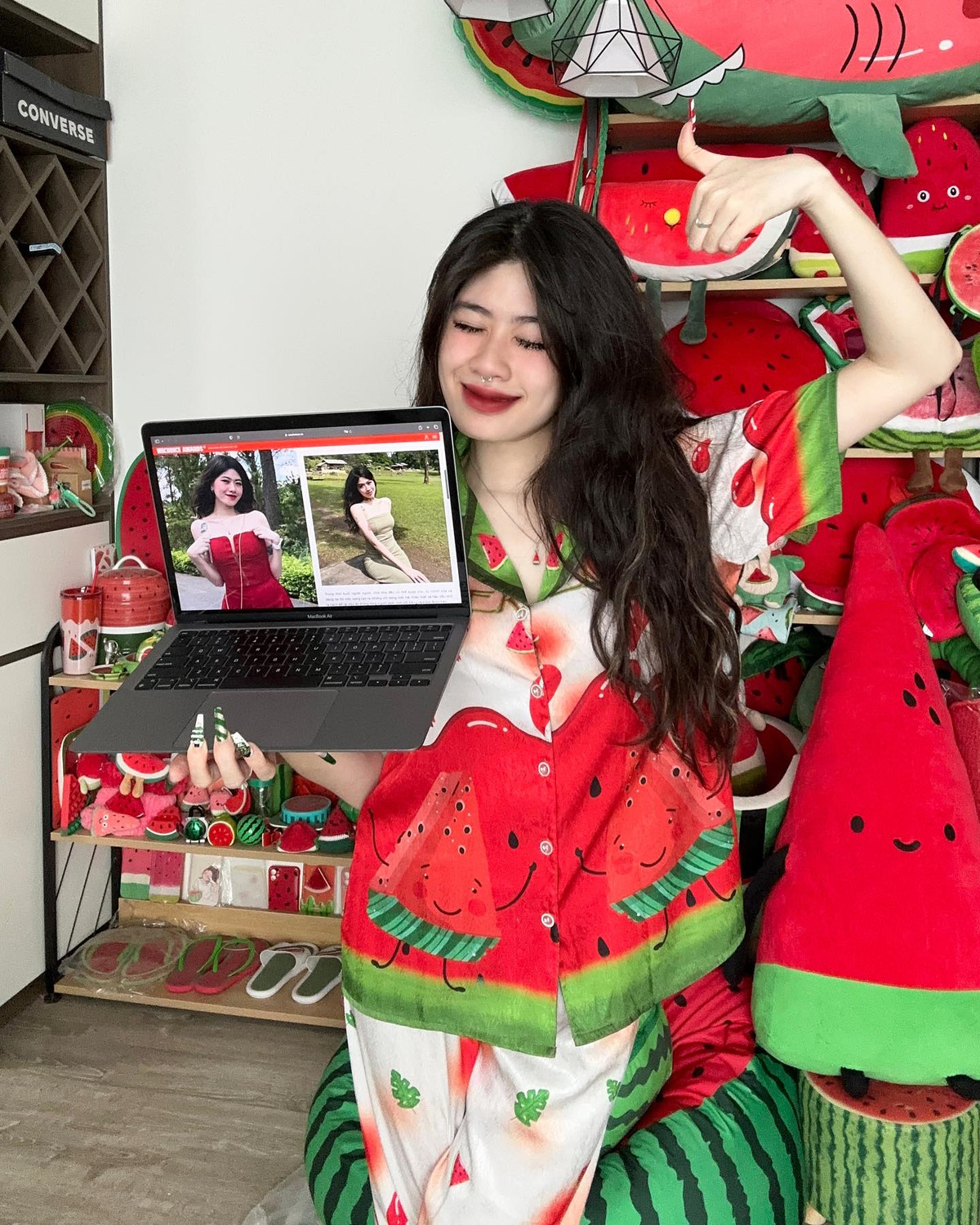 Từ những món đồ dễ kiếm như gấu bông, kẹp tóc, gối ôm cho đến những món đồ cần nhiều thời gian hơn như bộ bát đĩa, cái thớt, phao bơi hình dưa hấu đều được Kim Hấu sở hữu.