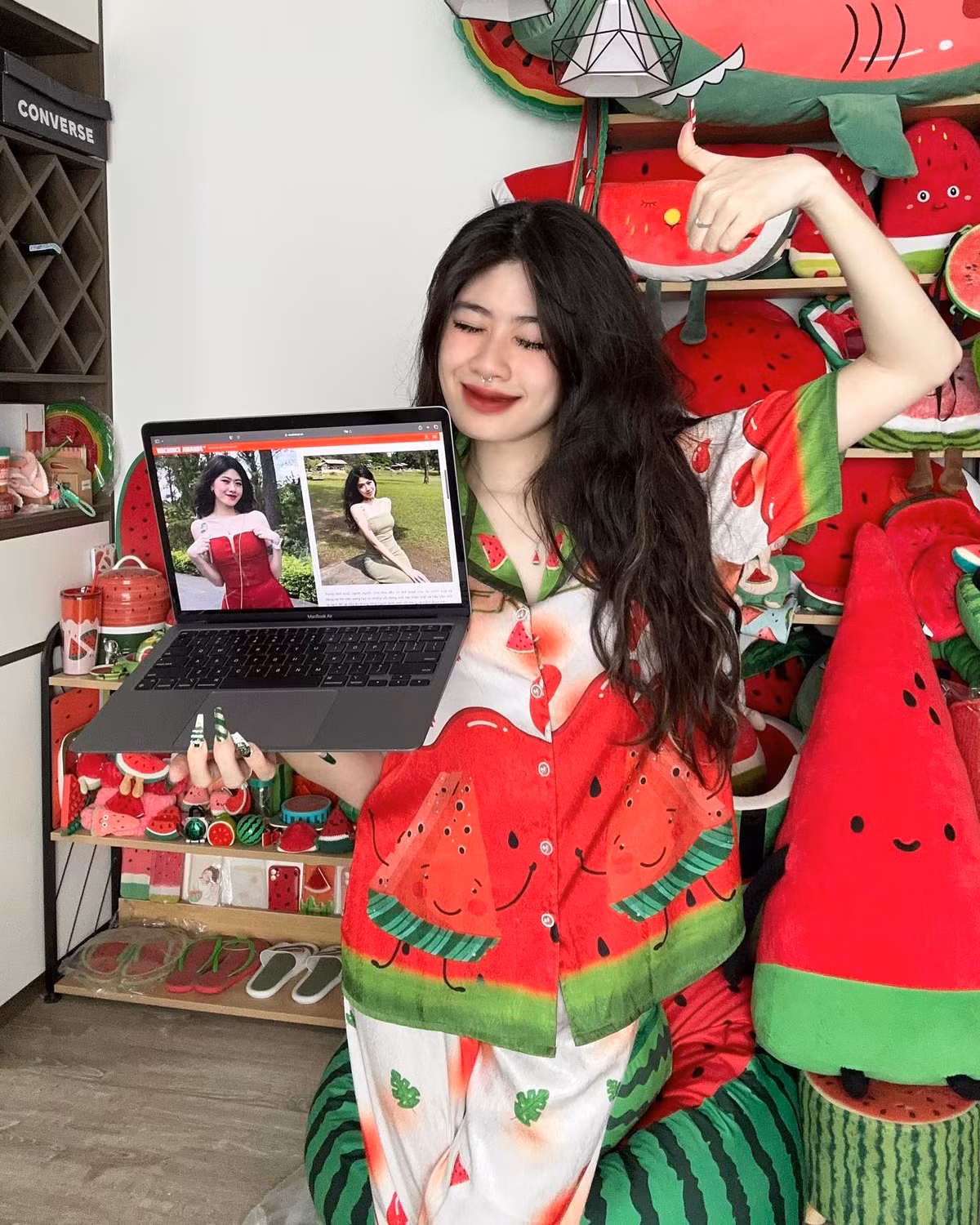 Từ những món đồ dễ kiếm như gấu bông, kẹp tóc, gối ôm cho đến những món đồ cần nhiều thời gian hơn như bộ bát đĩa, cái thớt, phao bơi hình dưa hấu đều được Kim Hấu sở hữu.