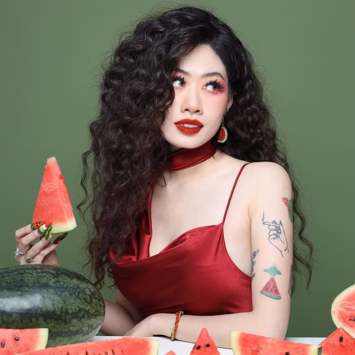Cô nàng cũng thực hiện những bộ ảnh thể hiện mình là một người rất cuồng dưa hấu.