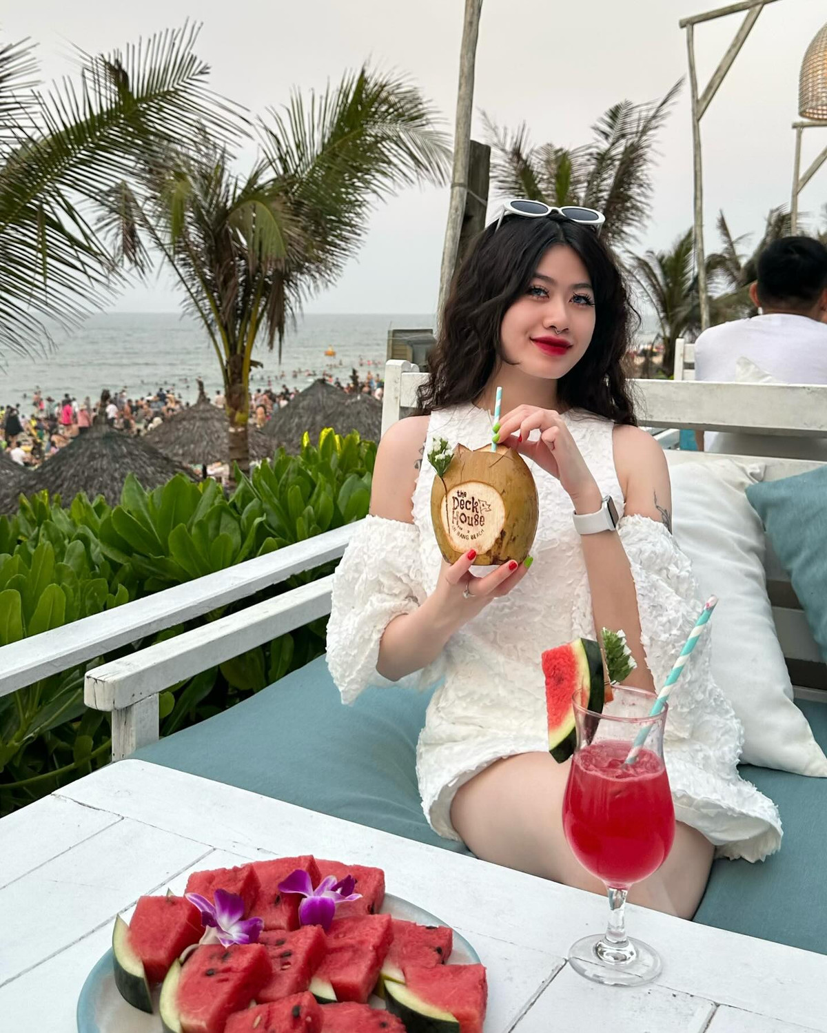 Không chỉ có nội dung độc lạ, Kim Hấu cũng rất chiều fan khi thấy ai đó mách nước ở đâu có đồ vật gì hình dưa hấu là sẽ lập tức đến đó để săn cho bằng được.