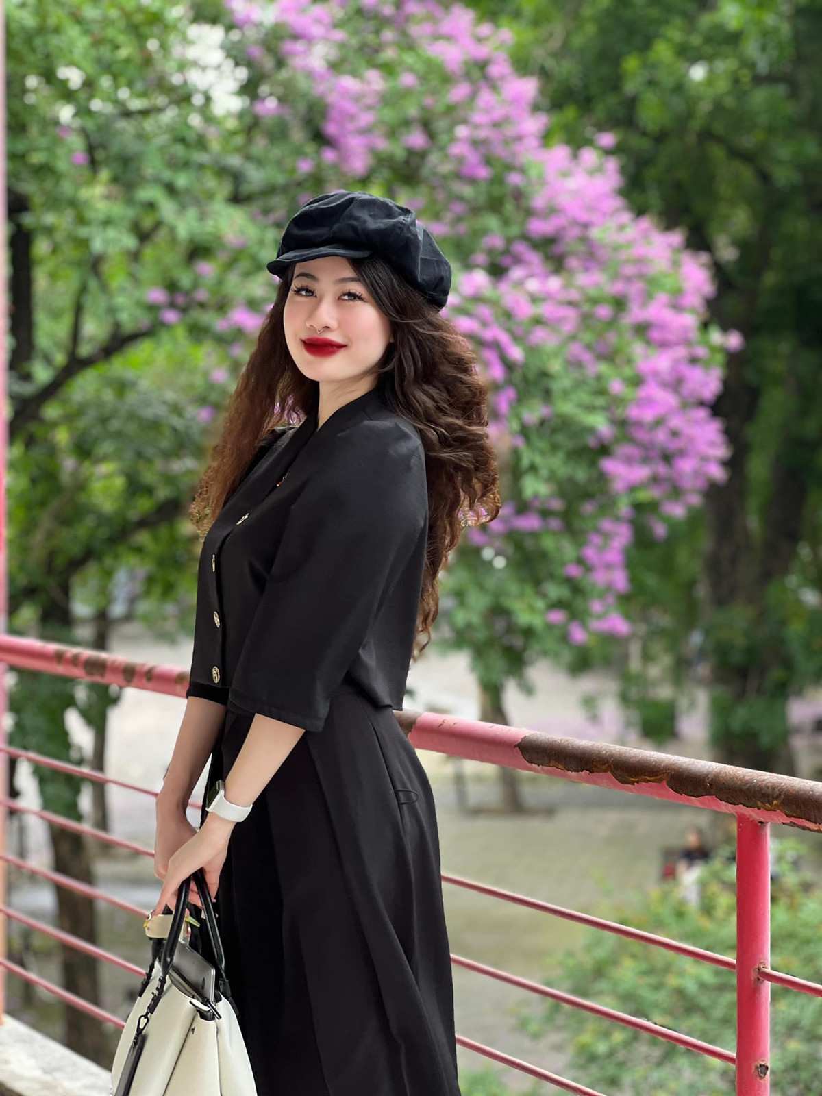 Hiện tại, sau khi đã xây dựng được kênh Tiktok với khá nhiều người theo dõi cũng như lượng lượt xem ổn định, cô nàng đã đa dạng hóa nội dung hơn. Không chỉ còn là những video đi săn đồ dùng hình dưa hấu nữa mà bắt đầu bắt trend TikTok, hay chia sẻ những khoảnh khắc đời thường, những chuyến du lịch...