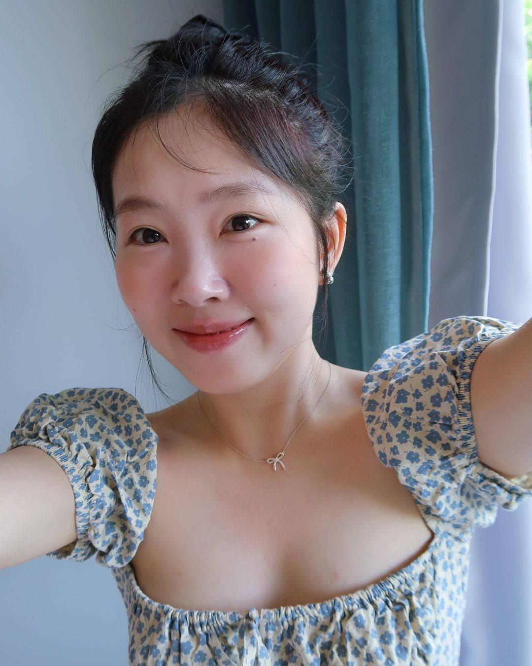 Các video của Diệp Minh xoay quanh những hoạt động thường ngày như đi làm, đi chơi hay đi du lịch. Xuất hiện trong video, cô nàng sở hữu vẻ ngoài ngọt ngào, dịu dàng.