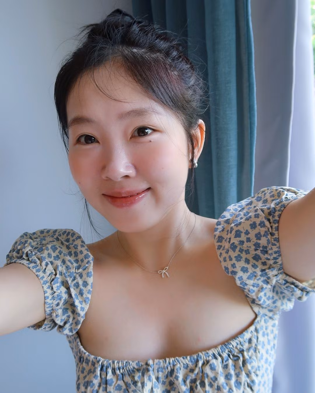 Các video của Diệp Minh xoay quanh những hoạt động thường ngày như đi làm, đi chơi hay đi du lịch. Xuất hiện trong video, cô nàng sở hữu vẻ ngoài ngọt ngào, dịu dàng.