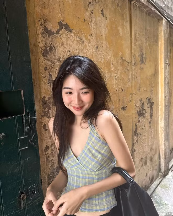 Sở hữu ngoại hình trong veo, ngọt ngào, Hà Thi (SN 2001) khiến nhiều người thương nhớ với kênh YouTube có tên Bienghe.