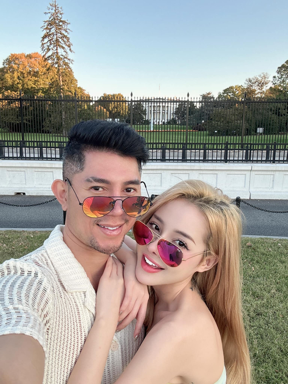 Mỗi lần Ngân 98 đi diễn, Lương Bằng Quang đều là người đồng hành, tháp tùng bà xã.