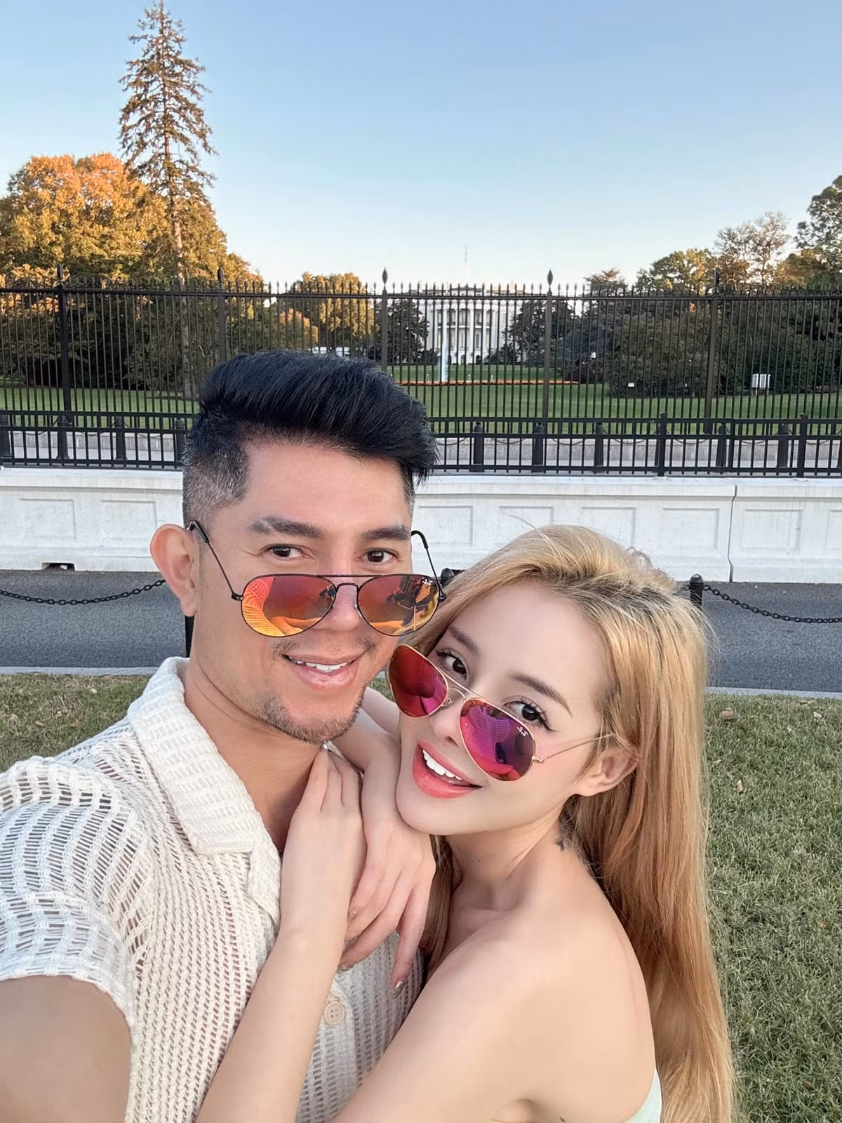 Mỗi lần Ngân 98 đi diễn, Lương Bằng Quang đều là người đồng hành, tháp tùng bà xã.