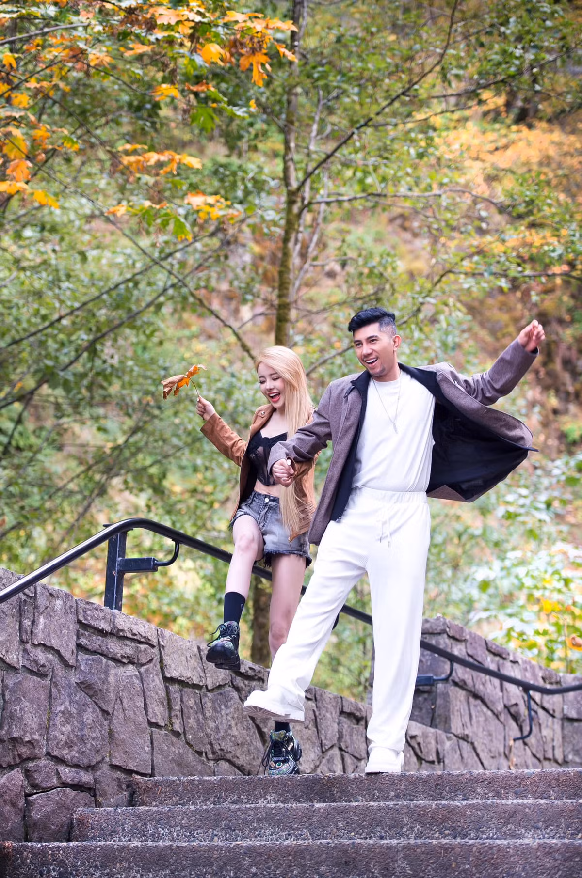 Cả 2 tạo dáng tinh nghịch, tay trong tay quấn quít bên nhau.