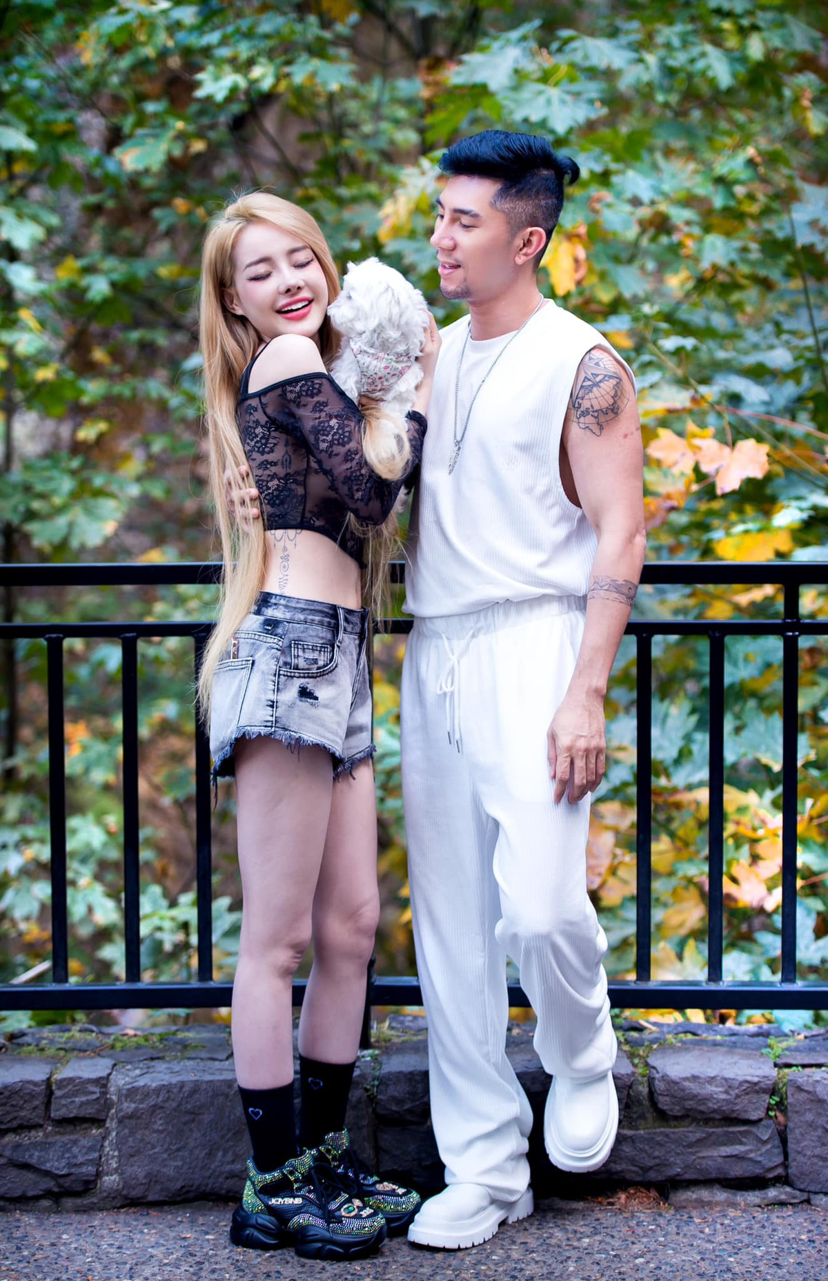 Trong khi ông xã diện nguyên set trắng, Ngân 98 chọn thiết kế áo ren đen trễ vai kết hợp cùng quần short jean ngắn.