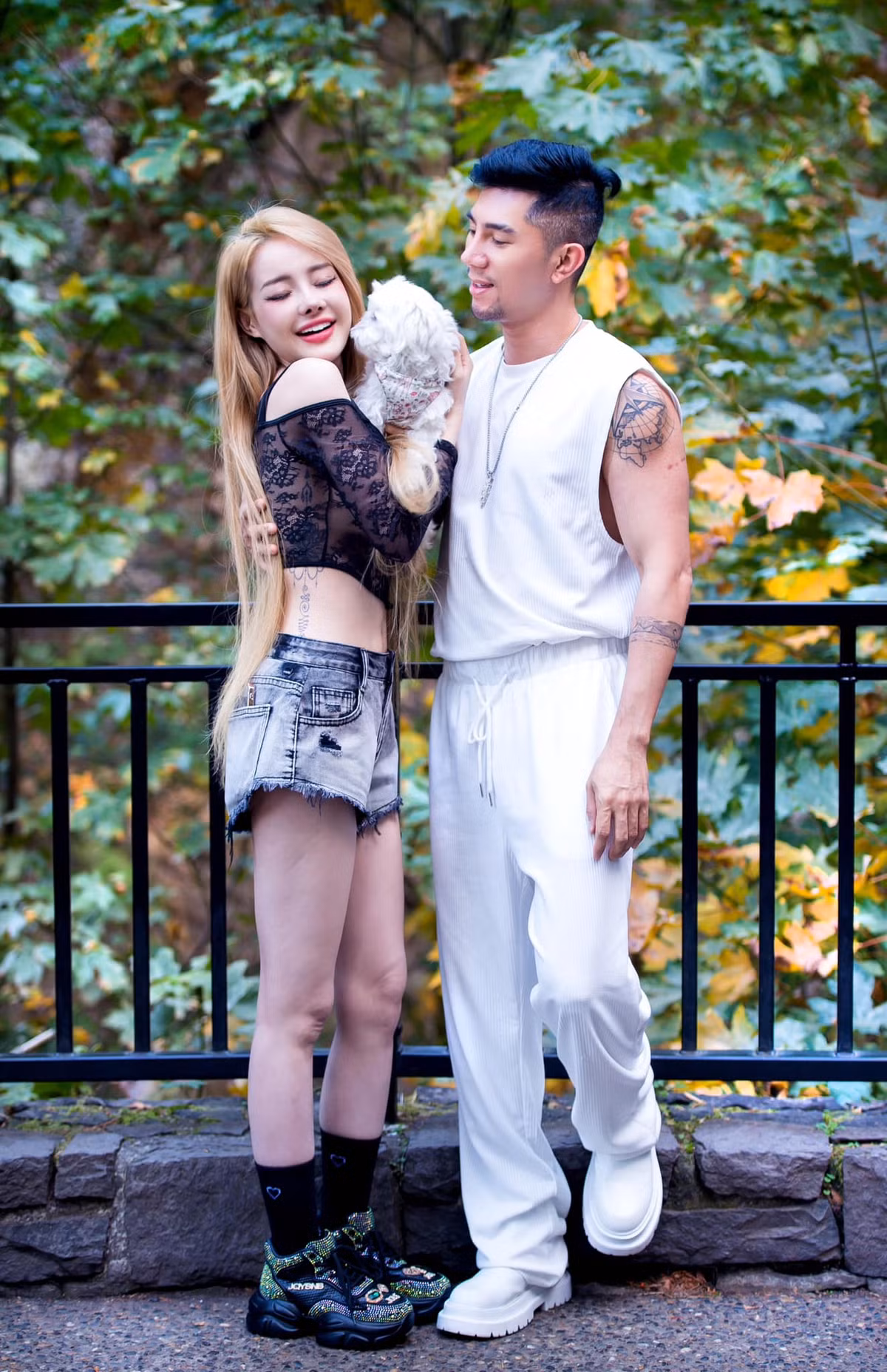 Trong khi ông xã diện nguyên set trắng, Ngân 98 chọn thiết kế áo ren đen trễ vai kết hợp cùng quần short jean ngắn.