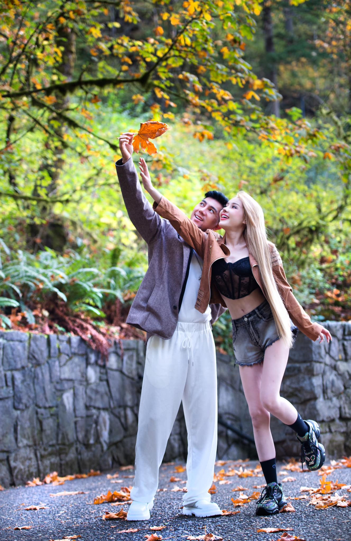 Được biết, Ngân 98 đang có chuyến lưu diễn tại Mỹ. Cô nàng diễn tại các quán bar cho chủ yếu là kiều bào tại đây.