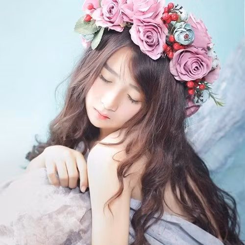 Sau khi nổi lên như một hot girl mạng, cô nàng tham gia loạt phim sitcom Học sinh Cấp III và bắt đầu bén duyên với nghiệp diễn.