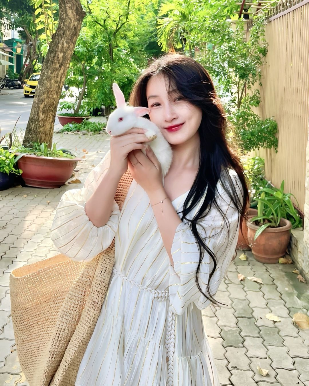 Vi Xù vẫn theo đuổi phong cách nữ tính nhưng không còn kiểu "cu te phô mai que" như ngày xưa mà trưởng thành hơn, đằm thắm hơn.