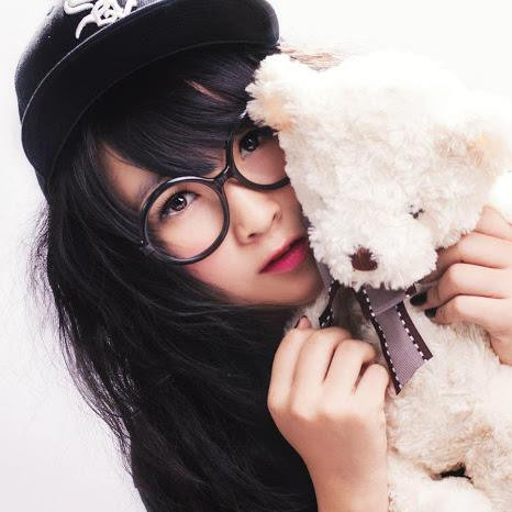 Vi Xù trở nên khá quen mặt với các bạn trẻ và bắt đầu được các nhà làm phim, đạo diễn để mắt. Cô nàng tham gia đóng nhiều MV của các ca sĩ nổi tiếng, đóng phim sitcom truyền hình như: MV "Đừng yêu lại người cũ", phim "Sửu Nhi", phim "Vì tui vui sống", Sitcom "Căn hộ 4C", phim ngắn "Thèm yêu"…