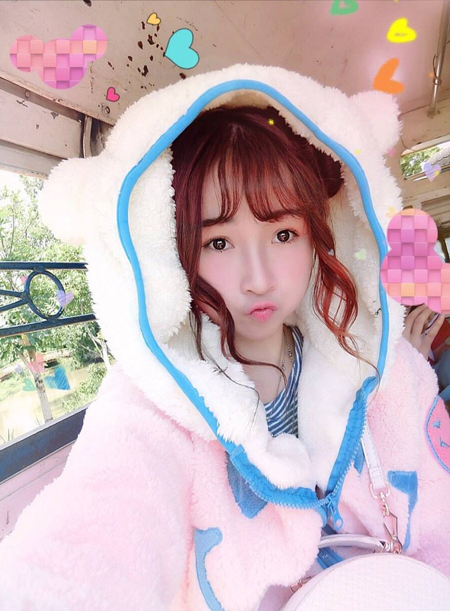 Khi những mạng xã hội như Zing me, Yahoo hay Flickr đang thịnh hành, những bức ảnh với biểu cảm chu miệng đáng yêu của Vi Xù được lan truyền rộng rãi. Thậm chí có rất nhiều người dùng ảnh của cô nàng làm ảnh đại diện.