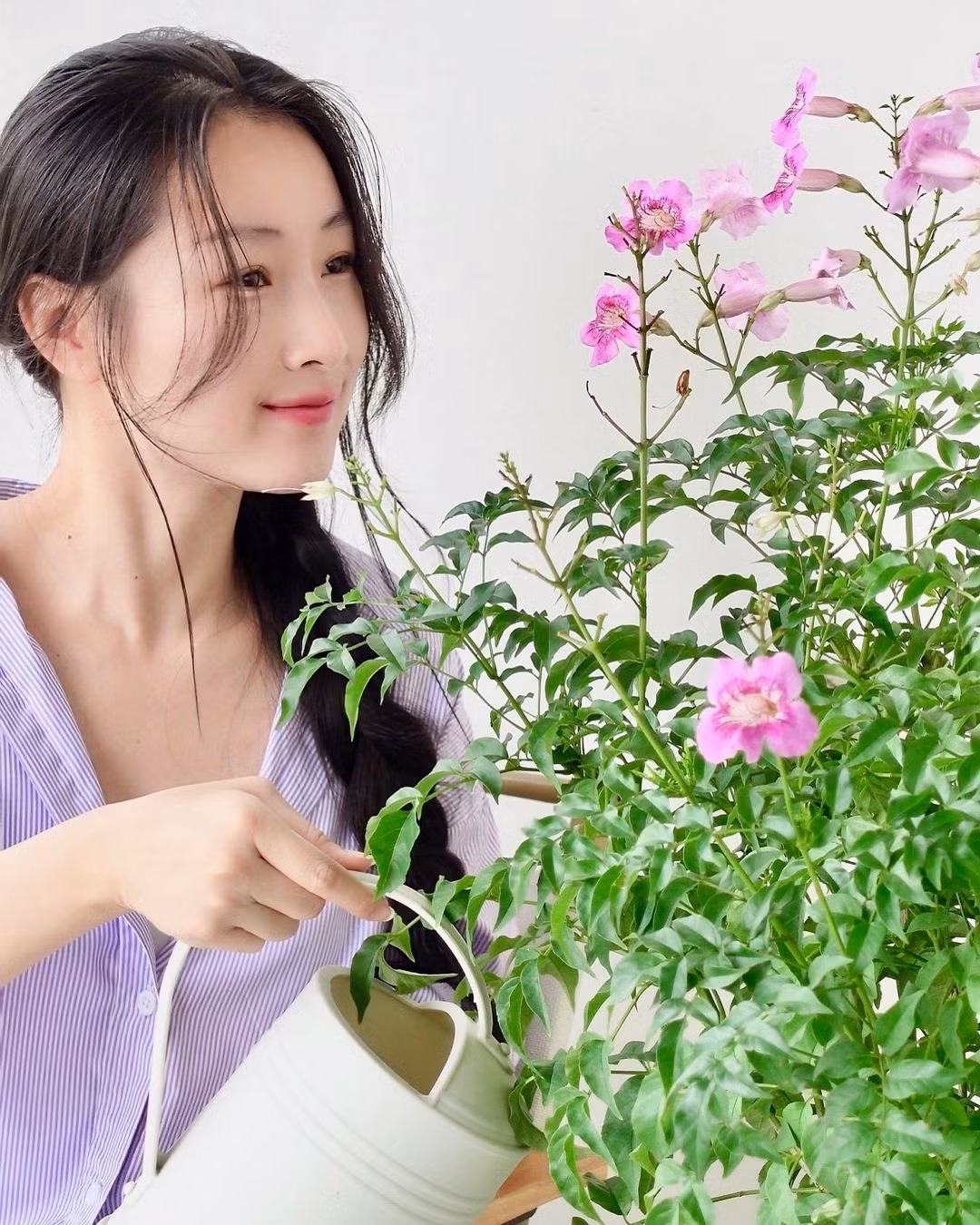 Trên trang cá nhân, Vy Xù thường đăng tải hình ảnh cuộc sống hàng ngày nhẹ nhàng, vui vẻ.