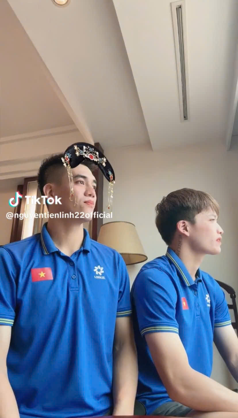 Tiến Linh và Hoàng Đức cũng thường xuyên cùng nhau quay những video hài hước, thậm chí cả 2 còn bật filter làm đẹp môi đỏ, má hồng cực đáng yêu.