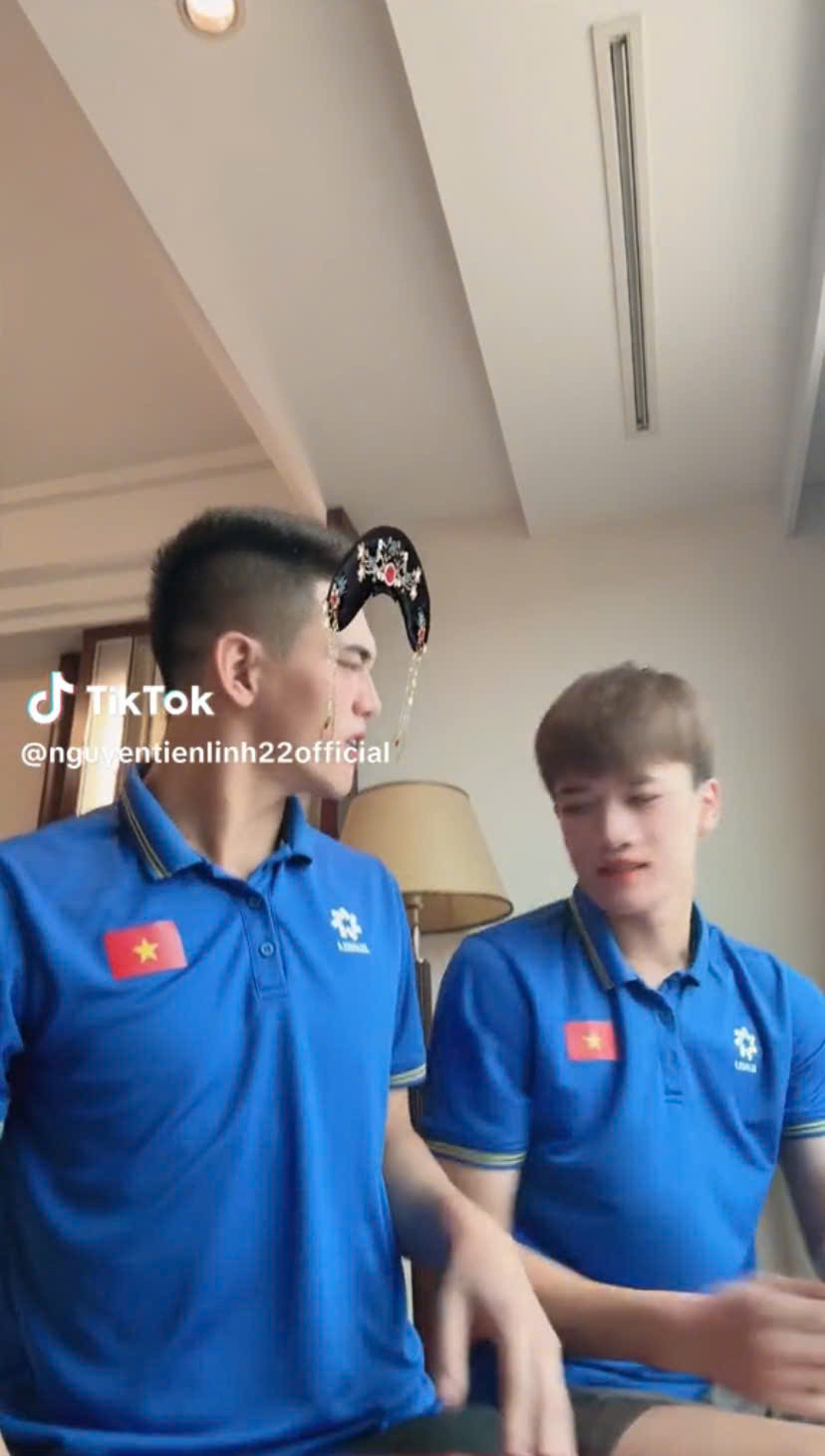 Dù là những "người hùng" trên sân cỏ, tuy nhiên bên ngoài đời Tiến Linh và Hoàng Đức thể hiện tính cách sôi nổi, hoạt ngôn có phần khá...trẻ con của mình.