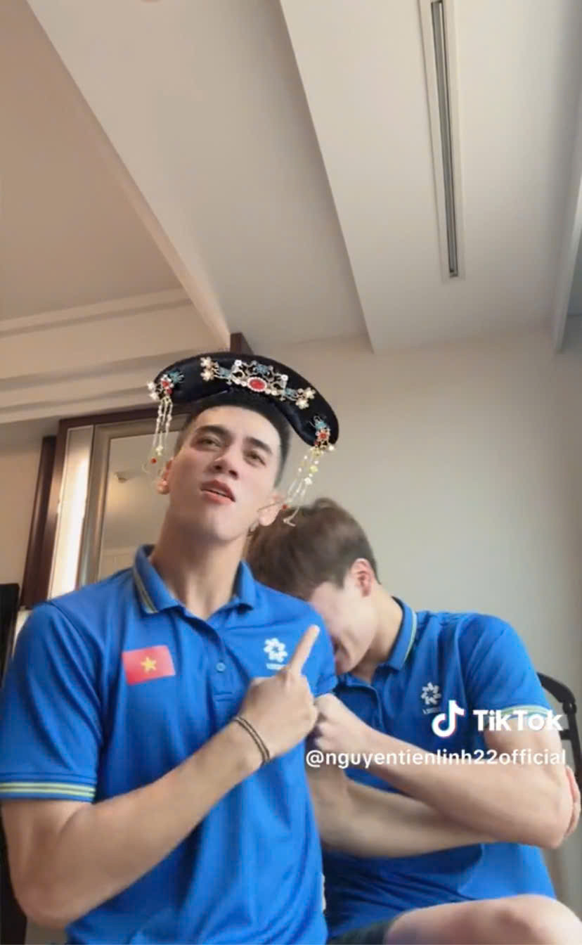 Đoạn video ngay lập tức thu về rất nhiều sự chú ý từ netizen, người hâm mộ của 2 cầu thủ này bày tỏ sự thích thú với những nét diễn đáng yêu của cả 2: "2 ông tướng này đáng yêu quá chừng vậy", "hậu cung của Hoàng Đức lạ quá nha".