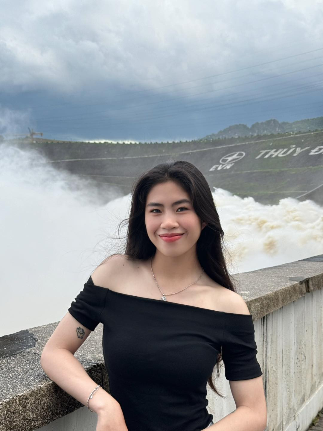 Ngoài đời, Thanh Nhã thường mặc đồ đơn sắc, ít màu mè. Có thể nói, cô là một trong những cầu thủ sở hữu phong cách thời trang sành điệu nhất của đội tuyển bóng đá nữ Việt Nam.