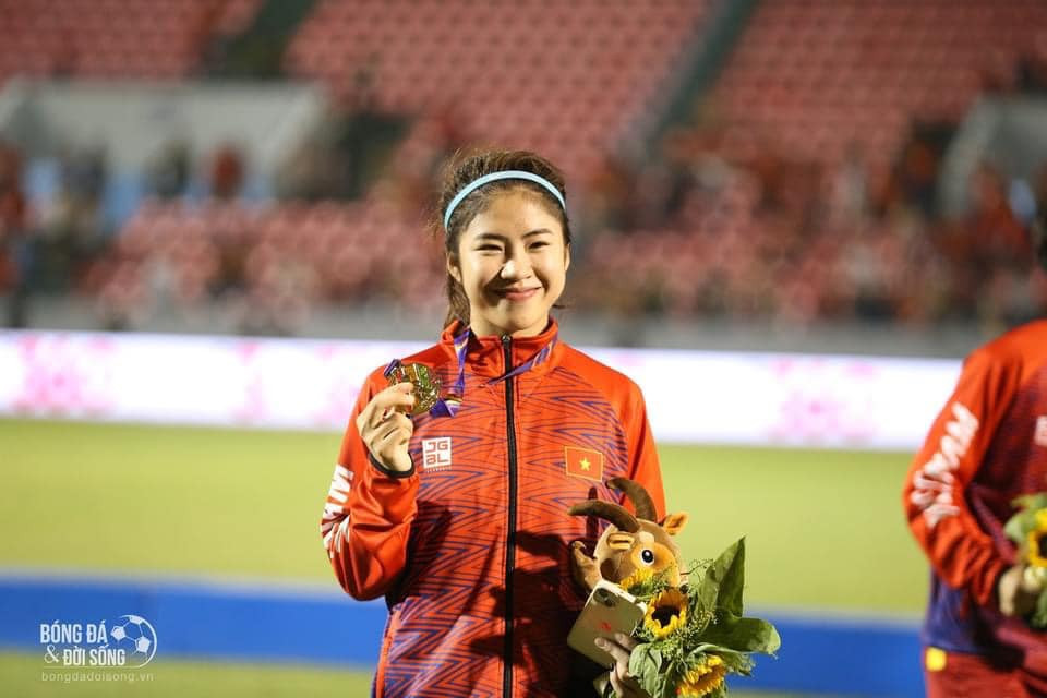 Tuy là "phát hiện" mới của huấn luyện viên Mai Đức Chung trong thời gian gần đây, nhờ lối đá máu lửa và những cú bứt tốc của mình, Thanh Nhã đã được người hâm mộ đặt biệt danh là "cơn lốc đường biên".