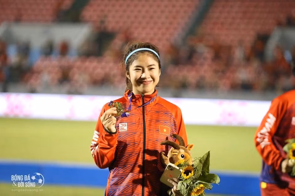 Tuy là "phát hiện" mới của huấn luyện viên Mai Đức Chung trong thời gian gần đây, nhờ lối đá máu lửa và những cú bứt tốc của mình, Thanh Nhã đã được người hâm mộ đặt biệt danh là "cơn lốc đường biên".