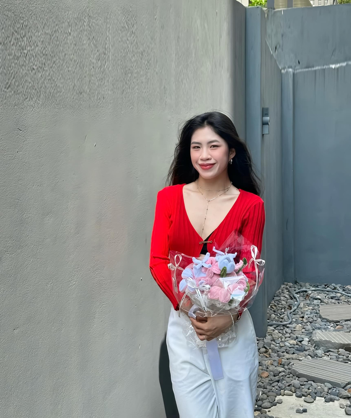 Thời gian gần đây, nữ cầu thủ 10X không ngại diện trang phục khoe eo thon và vóc dáng thanh mảnh của mình. Thần thái của cô được khen không thua kém người mẫu.