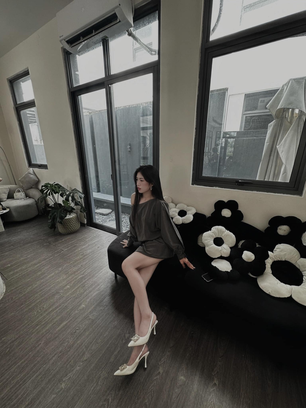 Trong loạt ảnh, Thanh Nhã diện set đồ váy ngắn, kết hợp cùng giày cao gót, tạo dáng khoe trọn đôi chân thon dài.