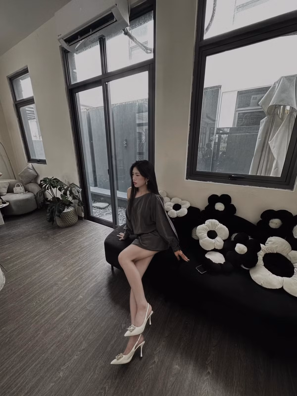 Trong loạt ảnh, Thanh Nhã diện set đồ váy ngắn, kết hợp cùng giày cao gót, tạo dáng khoe trọn đôi chân thon dài.