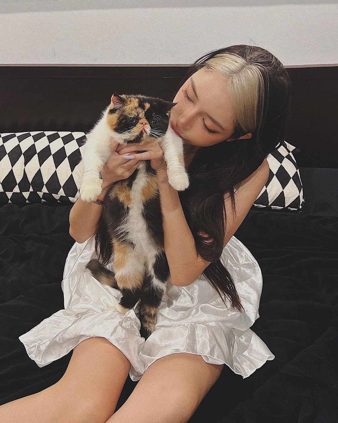 Cô nàng cũng có mối quan hệ với những hot girl nổi tiếng như Huyền 2k4. Trên trang cá nhân, Grape Phạm thường cập nhật những hình ảnh về cuộc sống cá nhân, những chuyến du lịch đến nhiều địa điểm nổi tiếng trên thế giới. (Ảnh: IGNV)