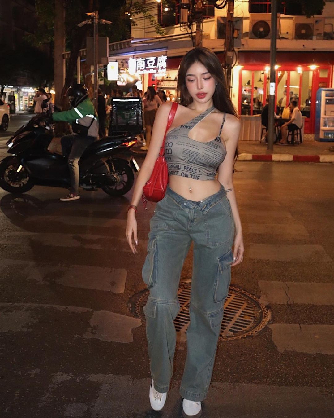 Cô nàng khoe triệt để đường cong trong mỗi lần xuất hiện.