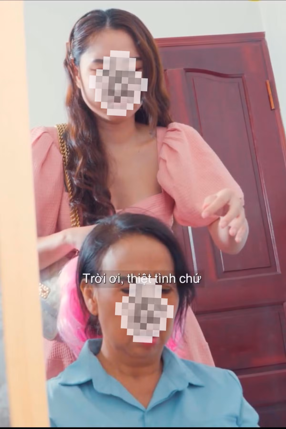 Một trong những phân cảnh của "phim rác" là cảnh con gái yêu cầu người mẹ U60 mang mặt nạ để giả làm gái trẻ lừa tiền trai.