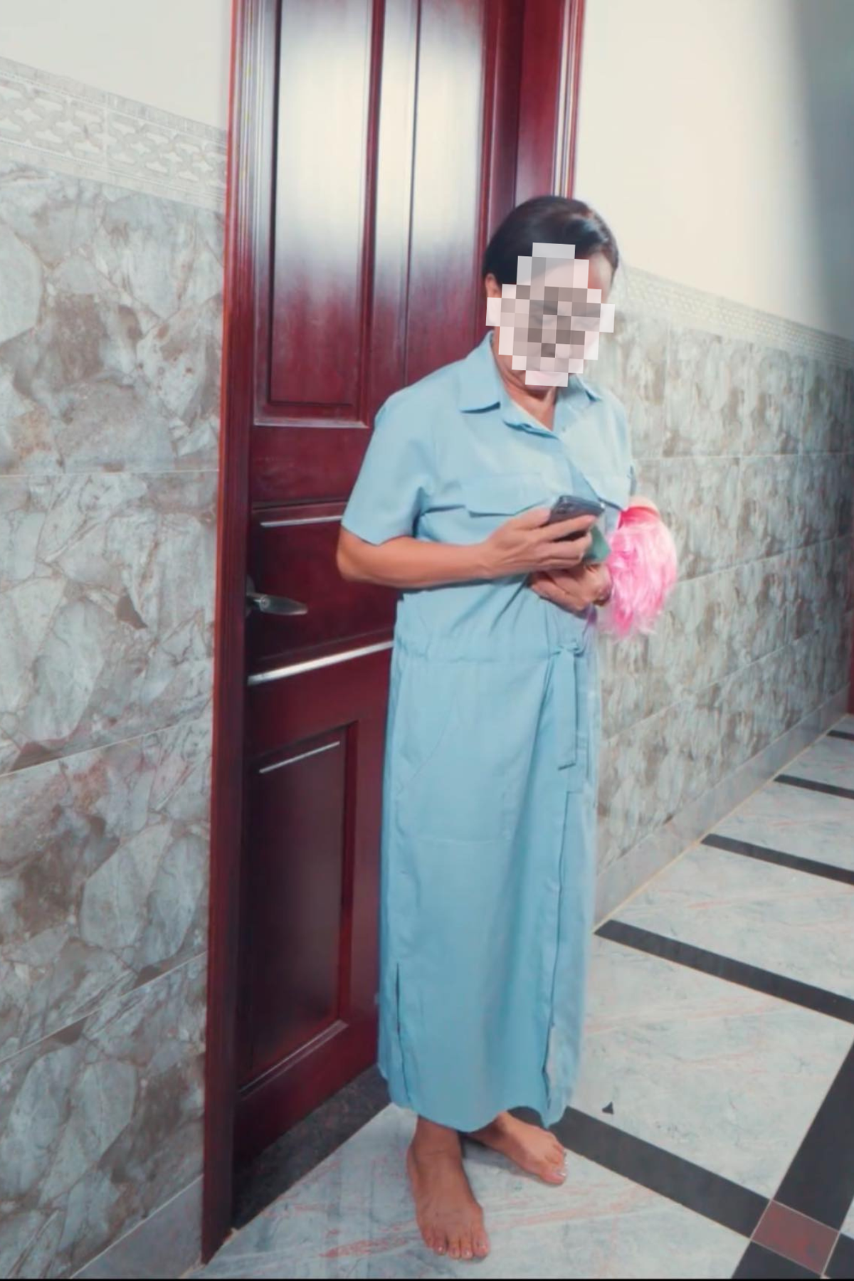 Không nói đến chiếc mặt nạ, thì cách ăn mặc cũng như ngoại hình của người phụ nữ U60 này cũng khó mà nhầm lẫn với gái trẻ được.