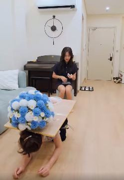 Những năm gần đây, dạng phim ngắn diễn lại một số tình huống cuộc sống đang khá thịnh hành. Trong khi một số đơn vị vô cùng đầu tư thì có một số bên vì bất chấp câu view, thu lợi mà xây dựng kịch bản đầy lỗ hổng, gây khó chịu với khán giả. Nhiều người đã gọi tên những dạng phim ngắn đó là "phim rác".