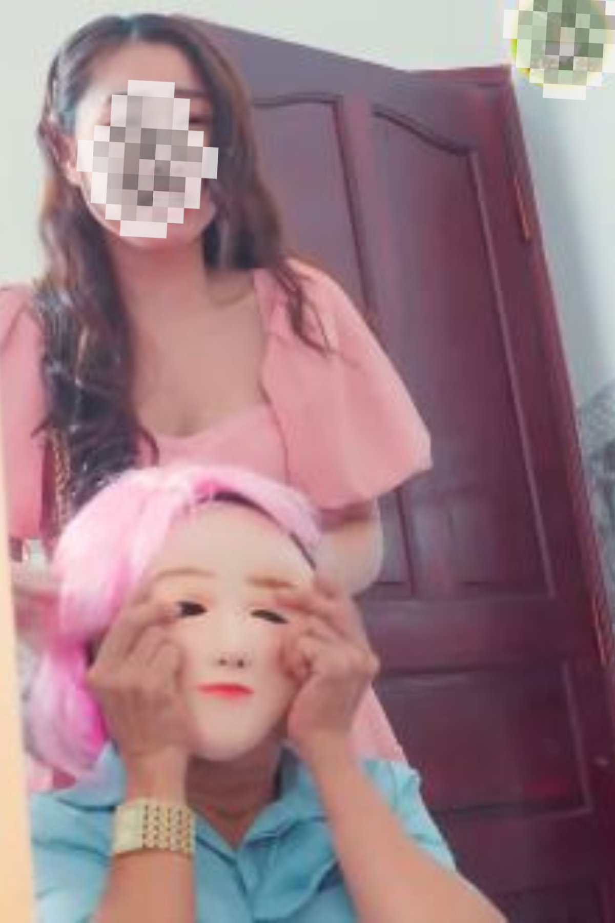 Nhiều người cho rằng cần tẩy chay dòng phim ngắn như thế này, thậm chí có chế tài xử phạt vì không chỉ xây dựng những tình huống phi điện ảnh mà còn dễ ảnh hưởng đến đạo đức của thế hệ trẻ. (Ảnh: Tổng hợp Facebook)