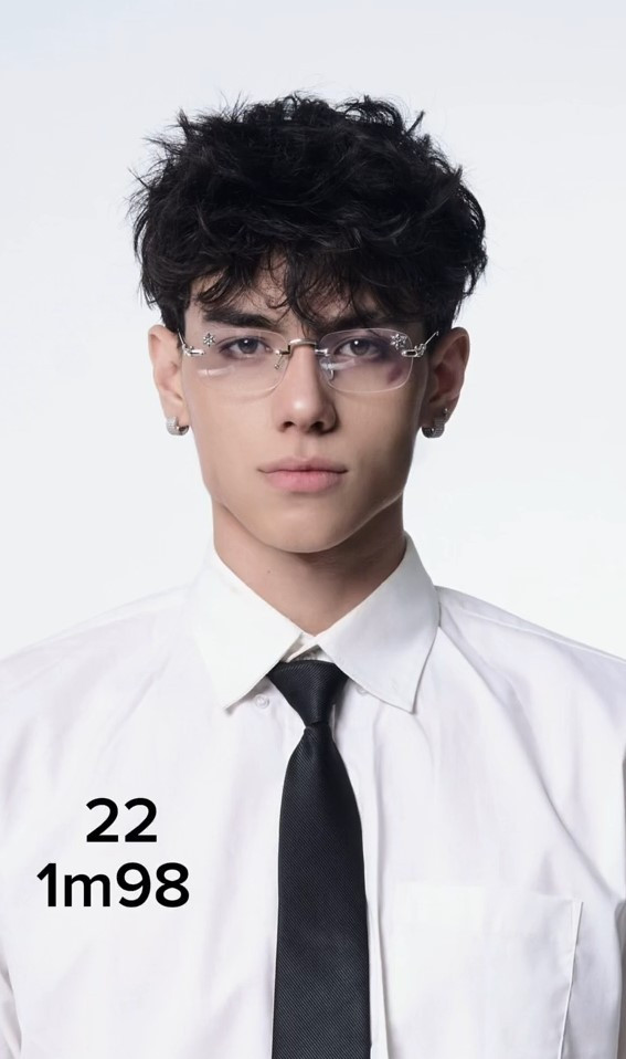 Sở hữu vẻ đẹp lai giữa nét phương Tây của mẹ cùng nét phương Đông từ bố, anh chàng Việt Mỹ gây ấn tượng với những đường nét sắc sảo như mũi cao, da trắng, tuy nhiên tóc anh chàng vẫn giữ màu đen.