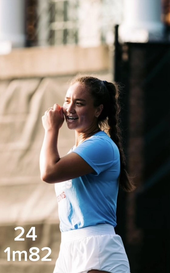 Chị gái của Việt Mỹ sở hữu nét phương Đông nhiều hơn anh chàng.