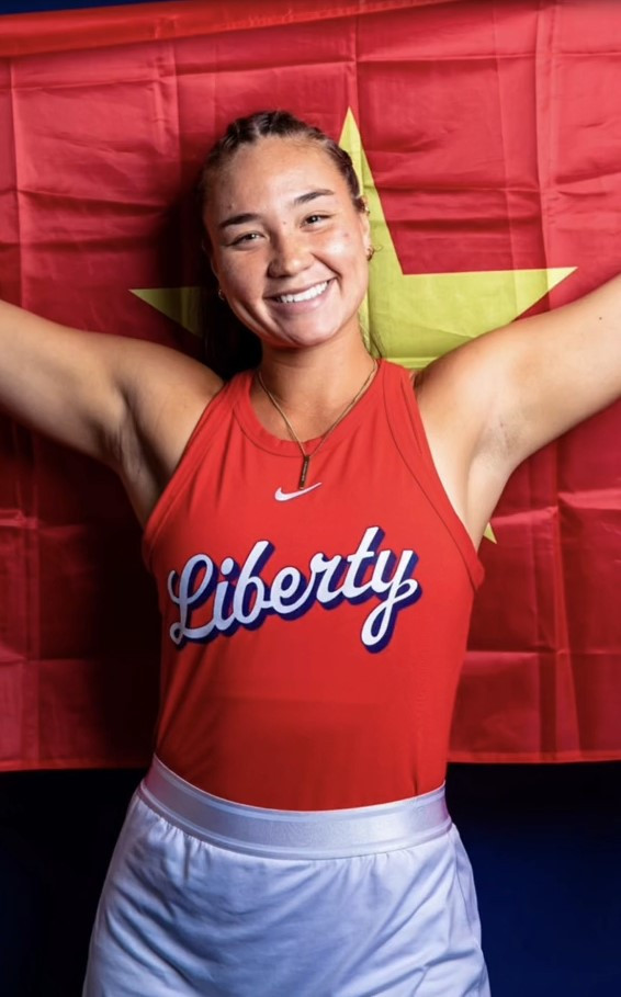 Cô nàng được nhiều người nhận xét có gương mặt giống với bố hơn cả trong 3 chị em.