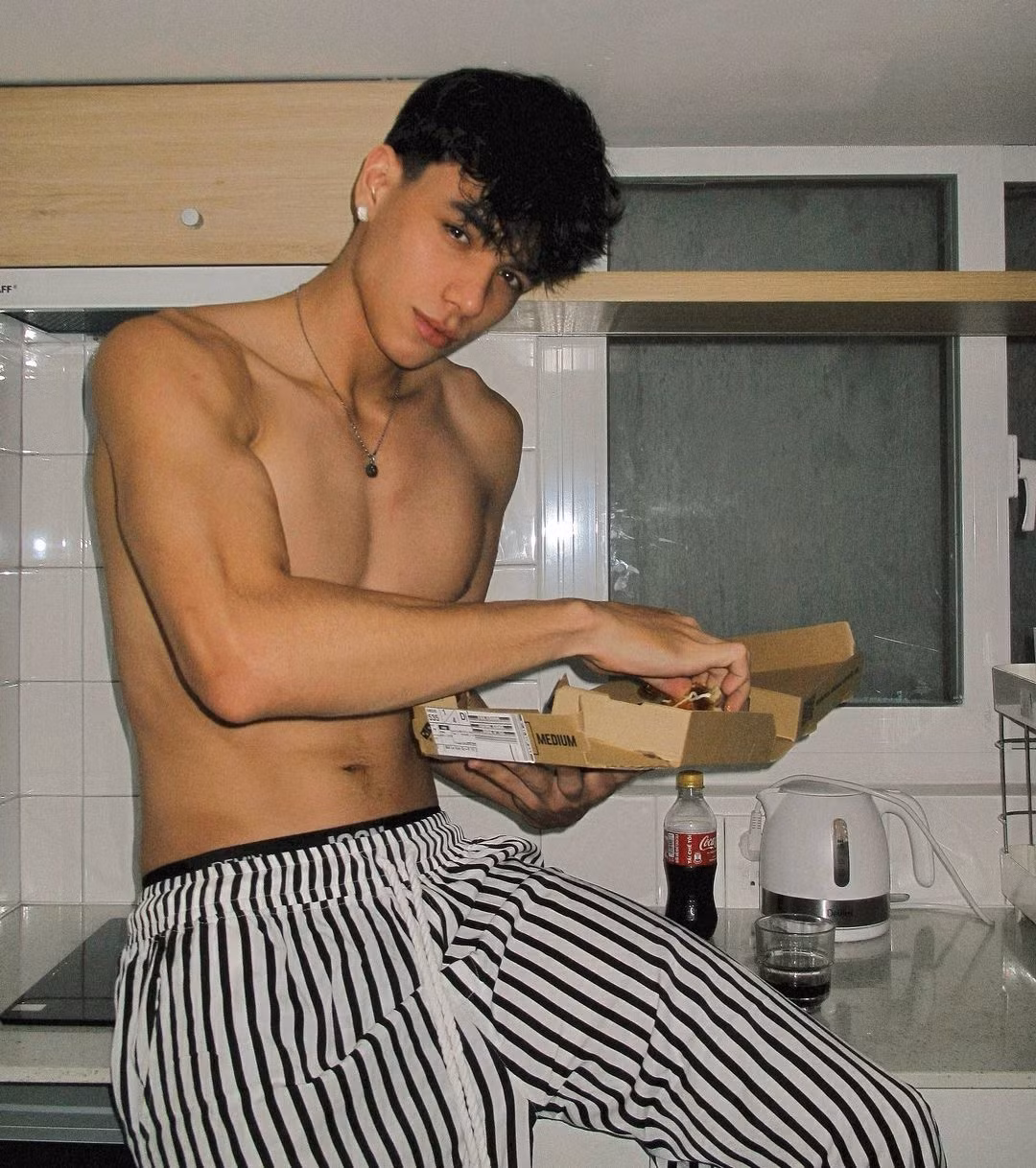 Được biết Nguyễn Việt Mỹ (tên tiếng Anh là Nguyễn Caleb Albert) sinh năm 2002. Việc mang 2 dòng máu Việt - Mỹ chính là nguồn gốc cho cái tên Việt Mỹ.