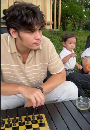 Em trai Việt Mỹ cũng sở hữu gương mặt lai Tây, hiện em trai anh đã lập gia đình và có một em bé.