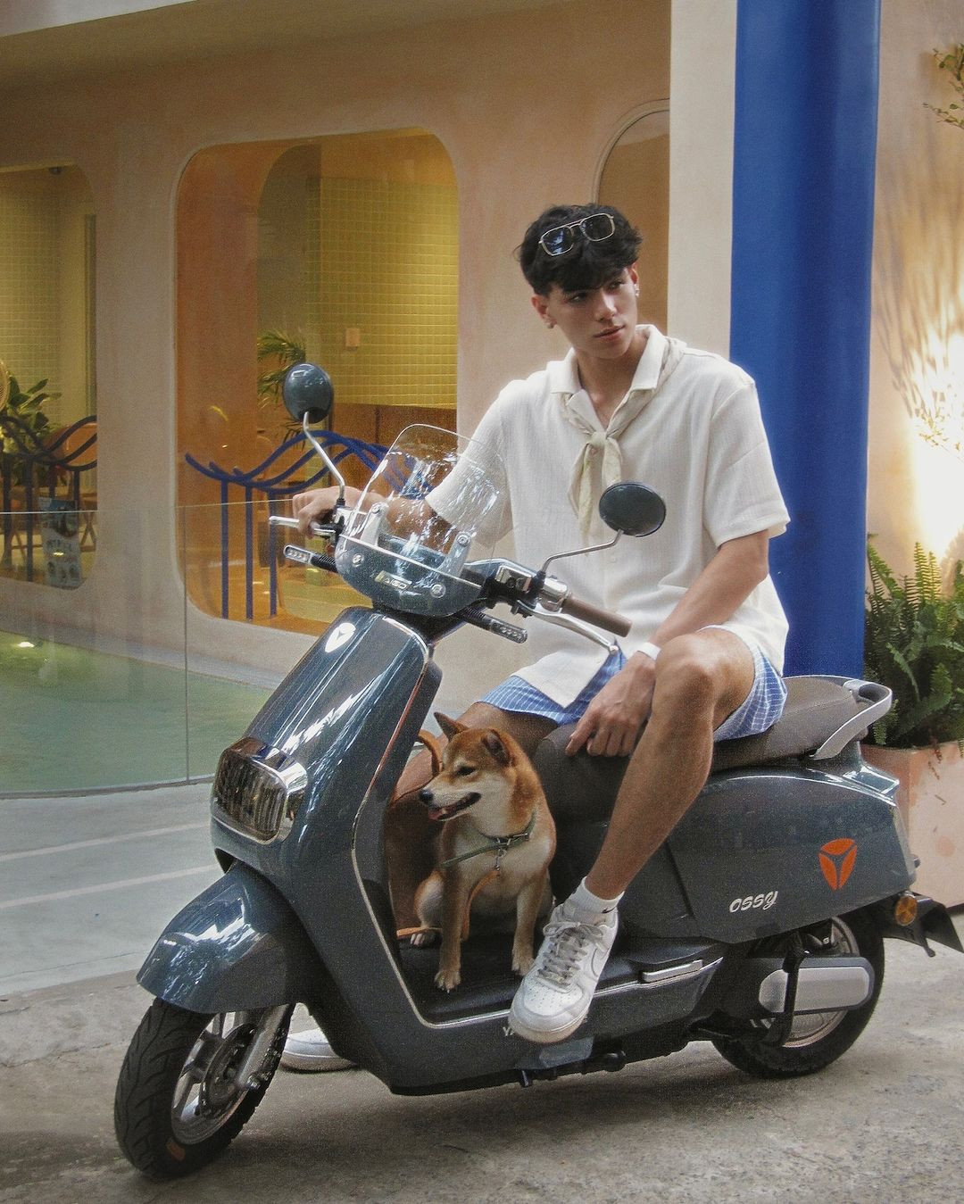 Việt Mỹ còn sở hữu khuôn mặt điển trai, mái tóc lãng tử, làn da rám nắng và nụ cười rạng rỡ