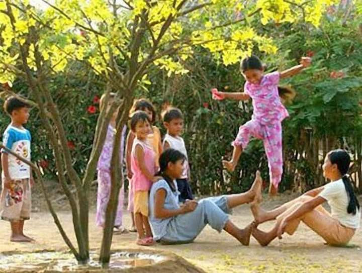 Không điện thoại, không TV, đây là cách mà trẻ con nông thôn xưa giải trí. (Ảnh: Facebook)