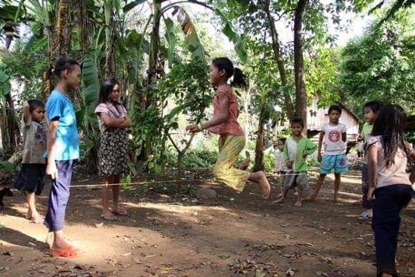 Cùng với sự phát triển của cuộc sống, trẻ con hiện tại có nhiều sự lựa chọn hơn về đồ chơi, về các hình thức giải trí, những trò chơi dân gian xưa đang dần mai một đi.