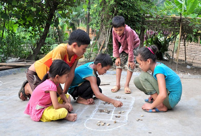 2 người chơi nhưng có đến hẳn 3 quân sư...