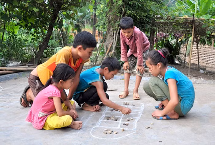 2 người chơi nhưng có đến hẳn 3 quân sư...