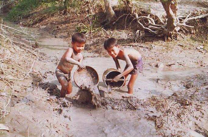 Dù người đầy đất bùn lấm lem nhưng nụ cười hồn nhiên, ngây thơ không lo toàn ngày ấy là điều mà nhiều người nhớ về tuổi thơ của mình.