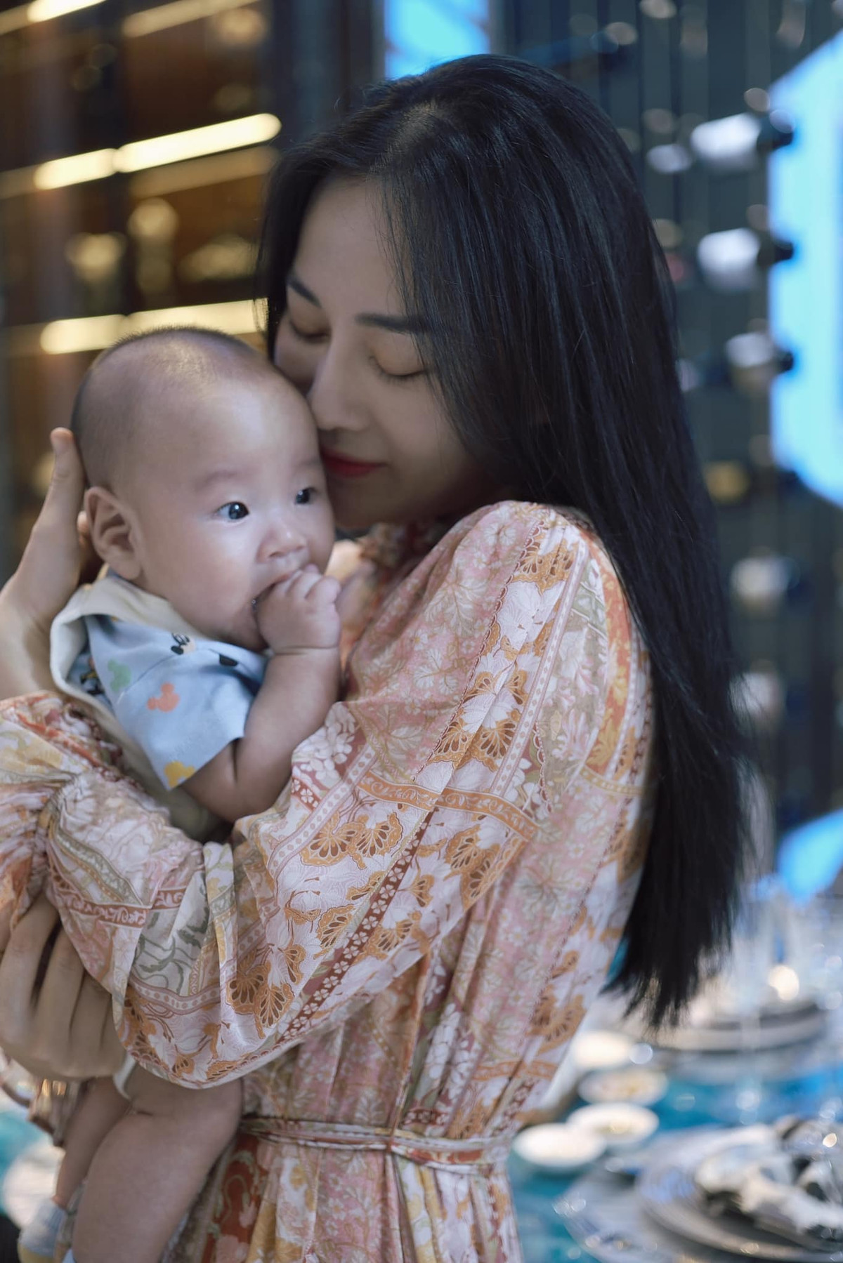 Mới đây, Phương Oanh đã đăng tải lên trang cá nhân hai bức ảnh cực đáng yêu của bé Jenny con gái cô. Cùng với những tấm ảnh đáng yêu của nhóc tì nhà mình, Phương Oanh chia sẻ: ""Chúc mừng ngày của chúng ta ạ".